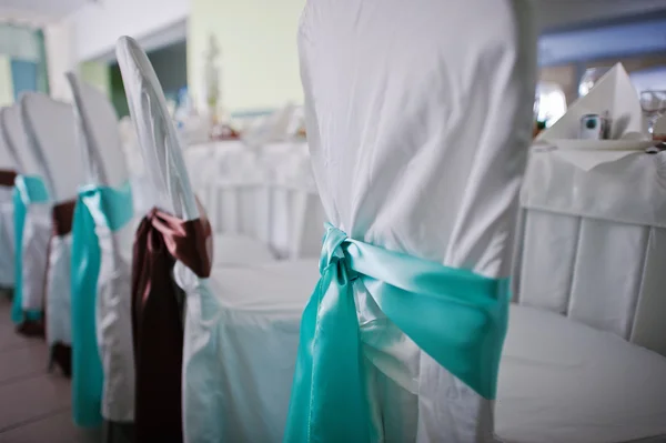 Cintas de color turquesa en silla de boda — Foto de Stock