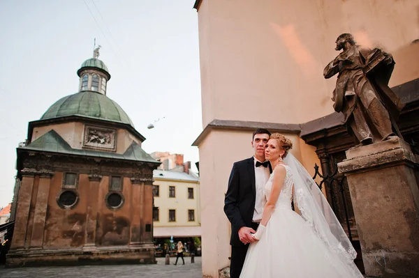 Wedding couple in love on streets of evening Lviv, Ukraine — Stock Photo, Image