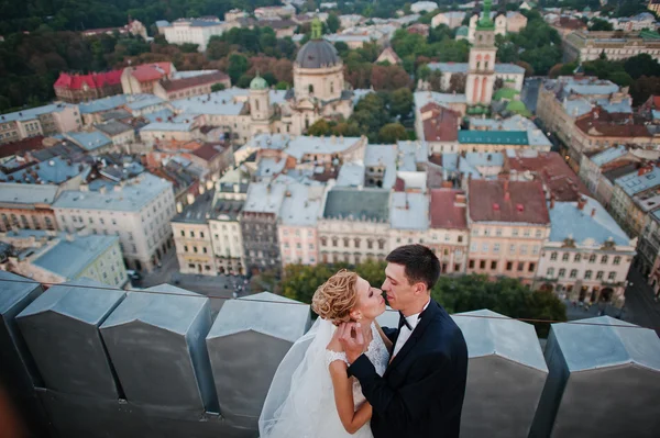 Panorama uitzicht vanaf stad Lviv toren met pasgetrouwden — Stockfoto