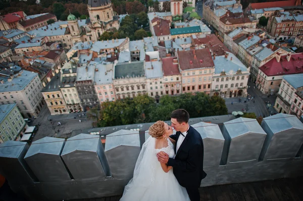 Panoramatický výhled z věže město Lvov se novomanželé — Stock fotografie