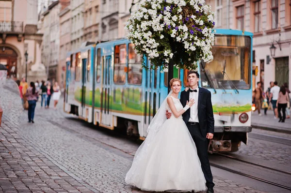 Bruidspaar verliefd op straten van avond Lviv, Oekraïne — Stockfoto