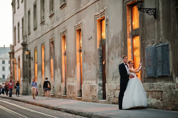 Casamento casal apaixonado em ruas de noite Lviv, Ucrânia — Fotografia de Stock