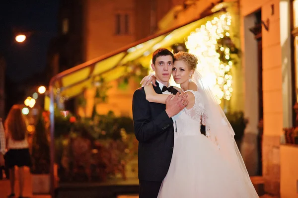 Svatební pár v lásce na ulicích večerní Lvov, Ukrajina — Stock fotografie