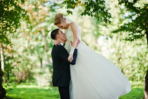 Emozionante elegante coppia di nozze a piedi al parco in amore — Foto Stock