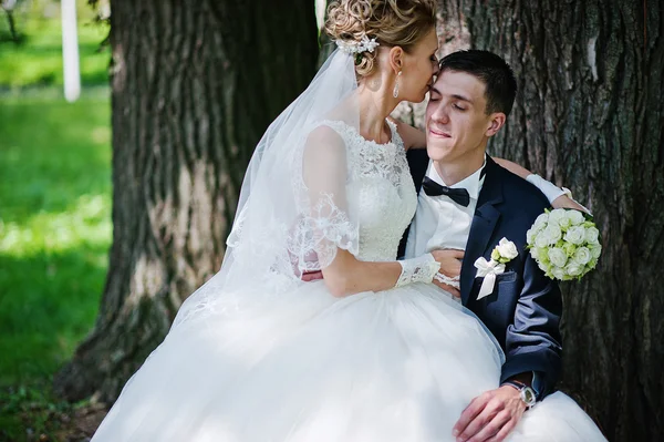 Emozionante elegante coppia di nozze a piedi al parco in amore — Foto Stock