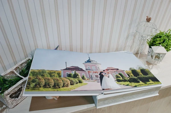Συστροφή άσπρο γαμήλιο photobook και άλμπουμ — Φωτογραφία Αρχείου