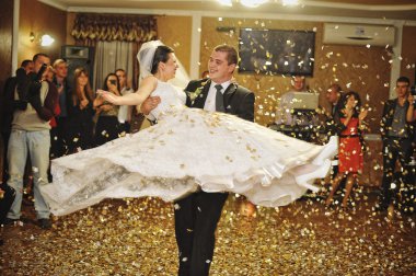 konfeti ile yakışıklı düğün dansı