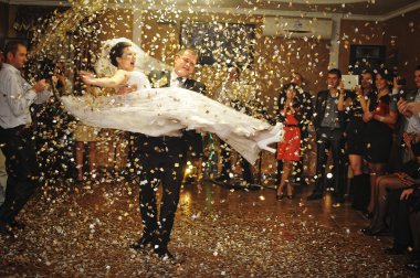 konfeti ile yakışıklı düğün dansı