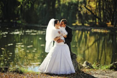 Zarif yeni evliler taşa oturmuş Tortum Gölü arka plan