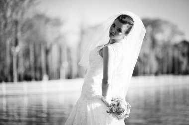 Genç esmer gelin buketi elinde ile arka plan Gölü poz verdi.