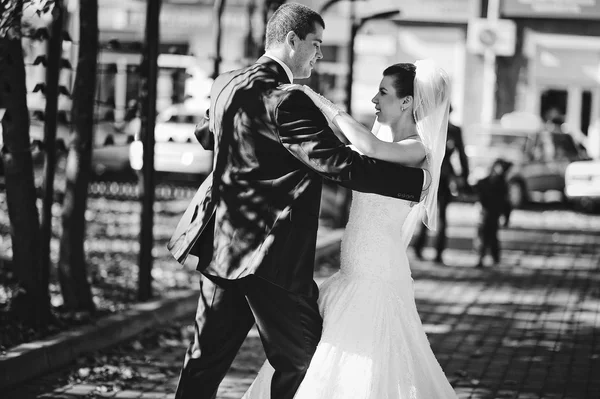 Dancing wedding couple outdoors, black and white — Stock Photo, Image