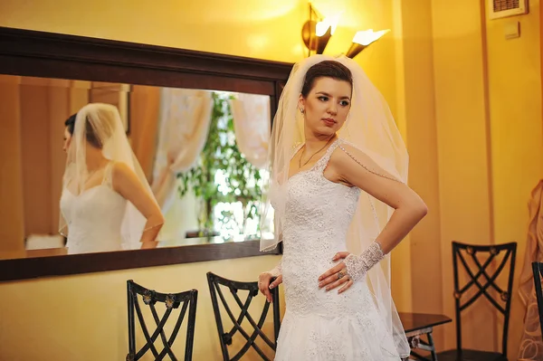 Young brunette bride posed background the mirror — Stock Photo, Image