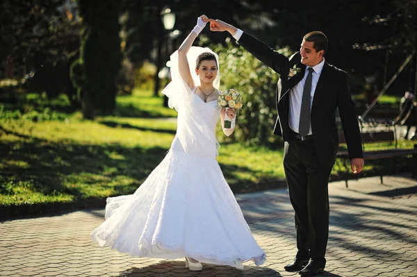 Baile boda pareja al aire libre — Foto de Stock