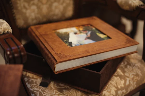 Brown natural leather classic wedding photobook and album — Stock Photo, Image