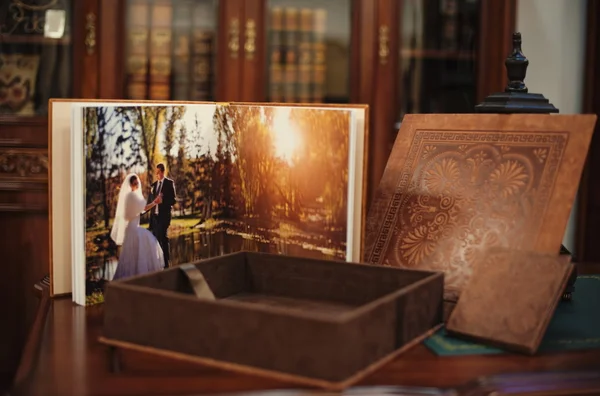 Brown natural leather classic wedding photobook and album — Stock Photo, Image