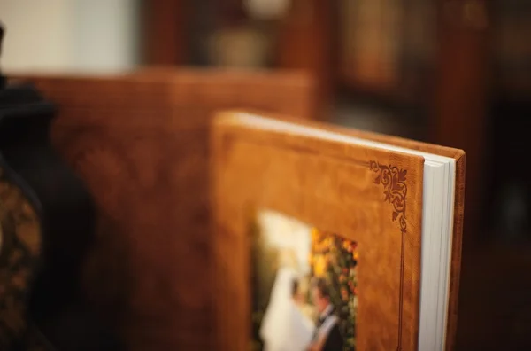 Brown natural leather classic wedding photobook and album — Stock Photo, Image