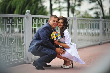 Köprü'de oturan çift üzerinde geleneksel elbise