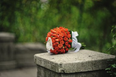 Kırmızı ve turuncu düğün gül buketi