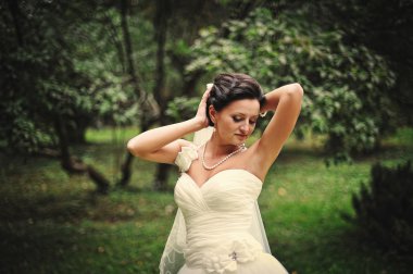 Genç romantik esmer gelin 