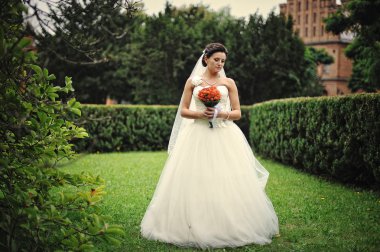 Yandan buket düğün ile esmer gelin