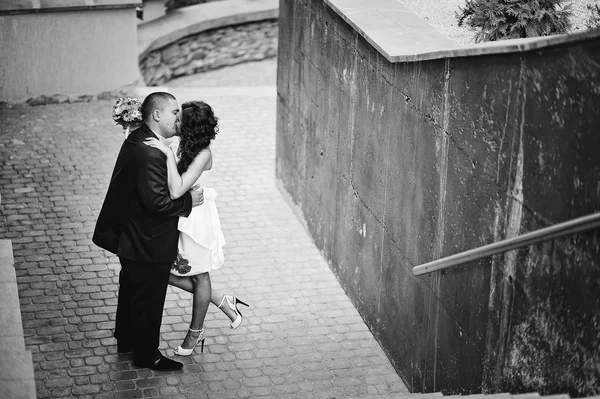 El beso de la pareja en el vestido tradicional — Foto de Stock