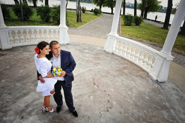 Para na tradycyjny strój w pobliżu białe kolumny — Zdjęcie stockowe