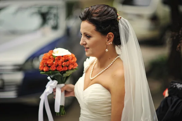 Morena novia con ramo de boda en la mano — Foto de Stock