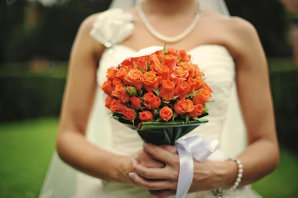 Brunette noiva com buquê de casamento na mão — Fotografia de Stock