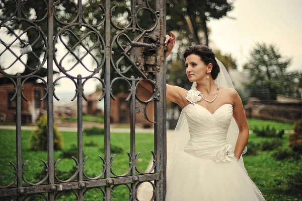 若いロマンチックなブルネットの花嫁 — ストック写真
