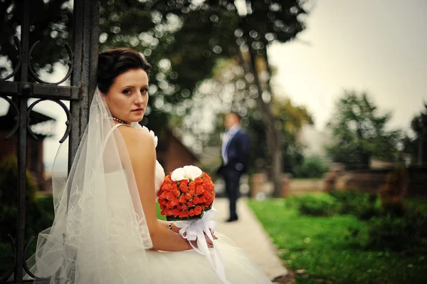 Yandan buket düğün ile esmer gelin — Stok fotoğraf