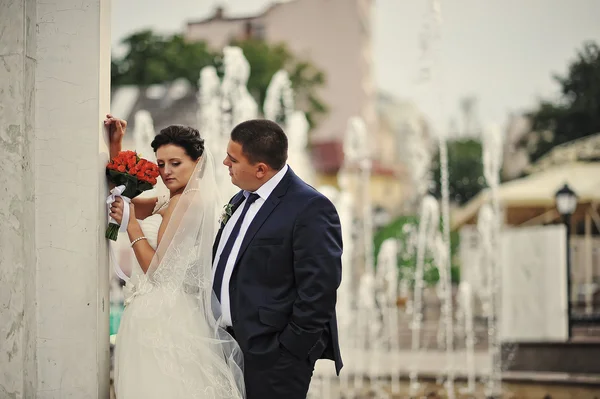 Appena sposato coppia sfondo fontana — Foto Stock