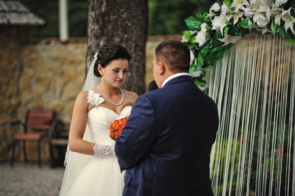 Pareja feliz en la ceremonia de boda —  Fotos de Stock