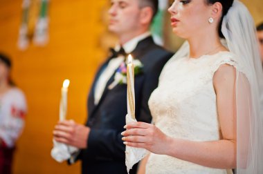 Kilisede mum tutan yeni evliler