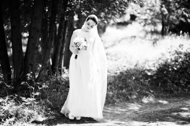 Düzülmüş esmer gelin açık havada 