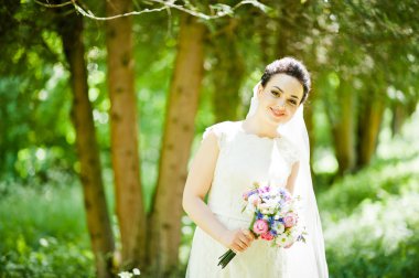 Düzülmüş esmer gelin açık havada 