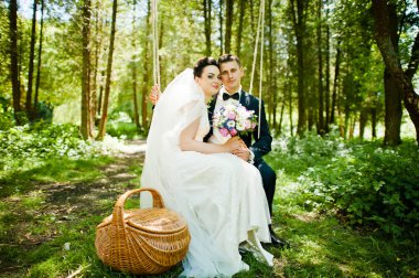 Tahta salıncakta üzerinde yeni evliler