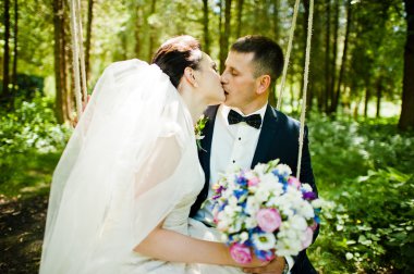 Tahta salıncakta üzerinde yeni evliler