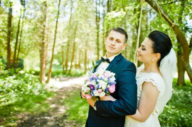 Düzülmüş evlilik çift yeşil güneşli ormanda