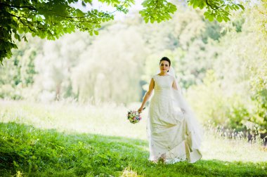 Düzülmüş esmer gelin açık havada 