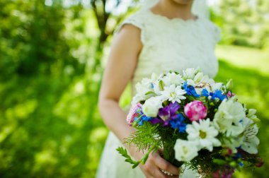 Düğün buketi gelin yandan