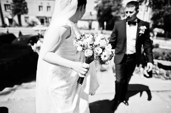 Brudgummen och bruden på solig dag med skuggor, svart och vitt — Stockfoto