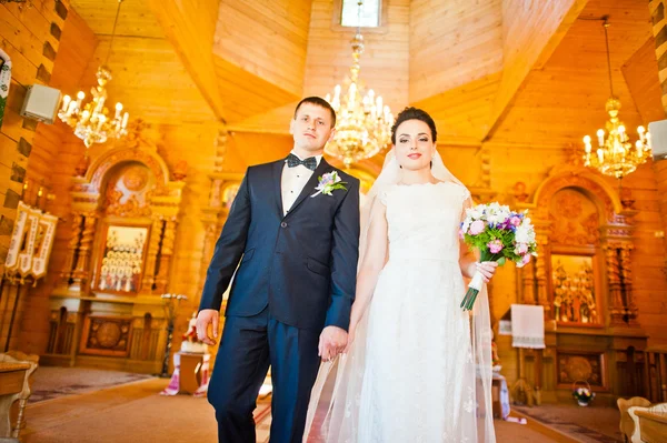 Весільна пара в церкві — стокове фото
