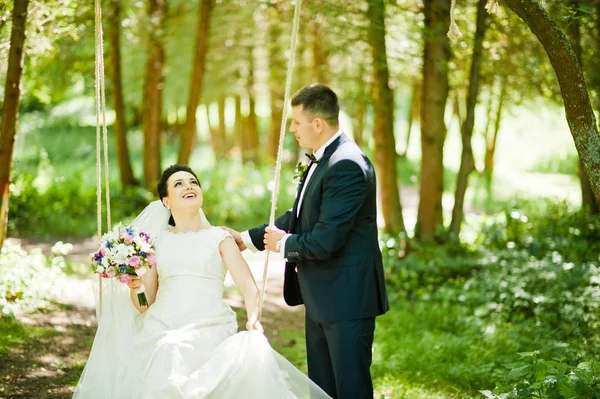 Nygifta på gunga i trä — Stockfoto