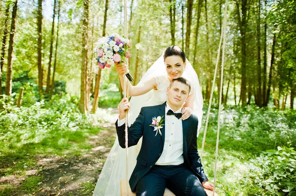 Mariés sur balançoire sur bois — Photo