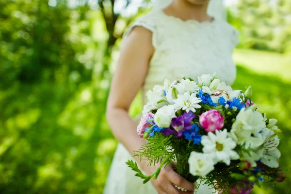 Wedding bouquet on hand of bride — Stock Photo, Image