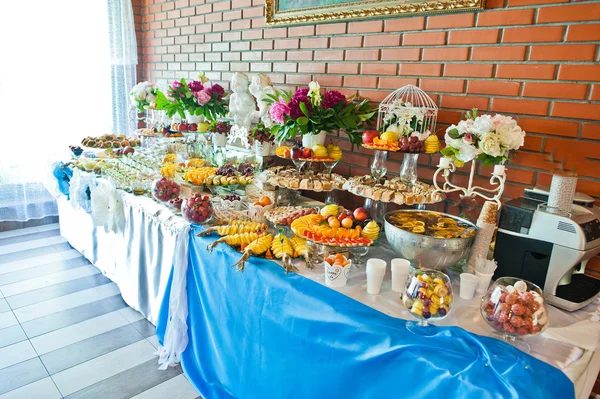 Frutas y pasteles en recepción de la boda —  Fotos de Stock