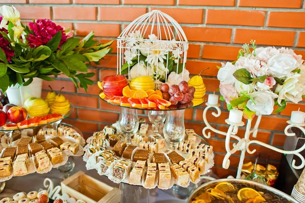 Frutas y pasteles en recepción de la boda —  Fotos de Stock