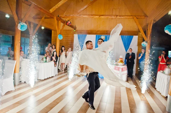 Primeira dança de casamento de recém-casados com fogos de artifício — Fotografia de Stock