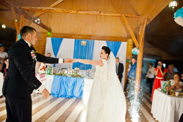 Pierwszy taniec weselny nowożeńców z fajerwerkami — Zdjęcie stockowe