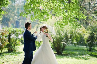 Yeşil park nazik yeni evliler